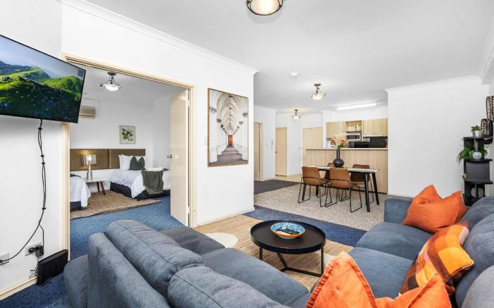 Oversized East Perth 2BR Pool Gym Parking