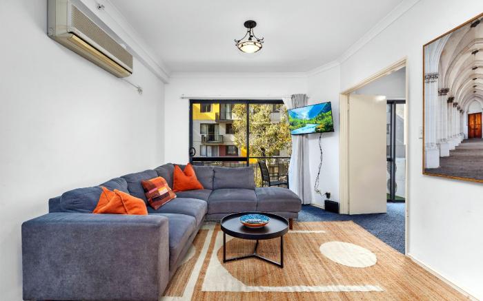 Oversized East Perth 2BR Pool Gym Parking