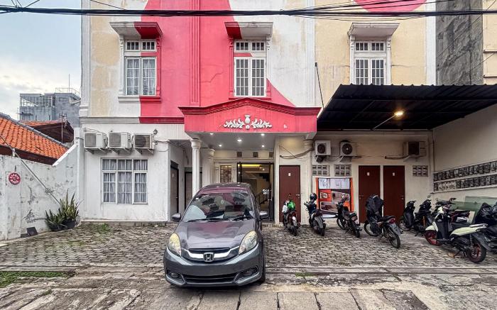 RedDoorz @ PB Inn near Stasiun Juanda