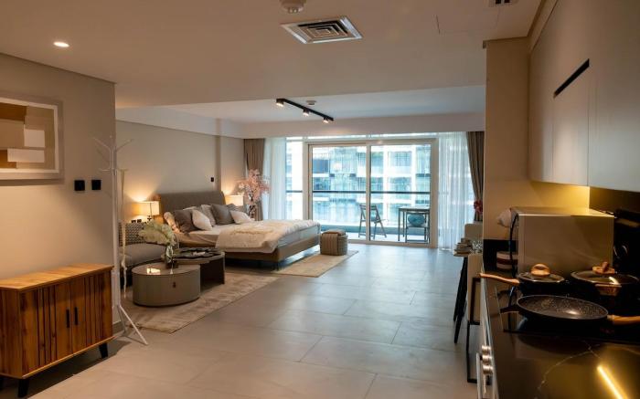 Harbor-Side Manhattan Studio: Canal & Skyline View