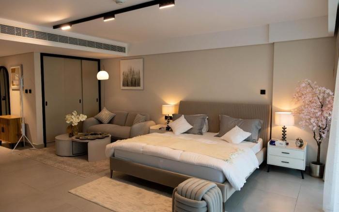 Harbor-Side Manhattan Studio: Canal & Skyline View