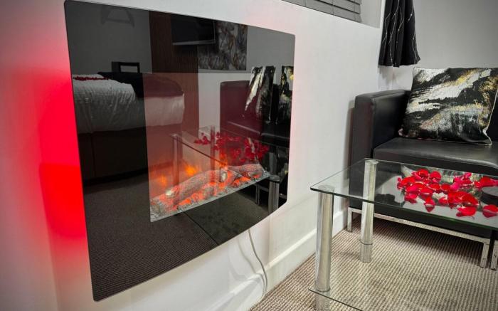 Suite 1 Private Jacuzzi Spa Hot Tub & Sauna