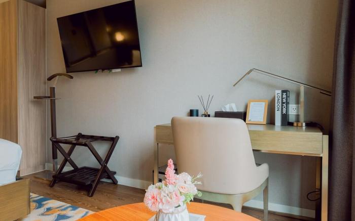 Chic City Escape – City & River View