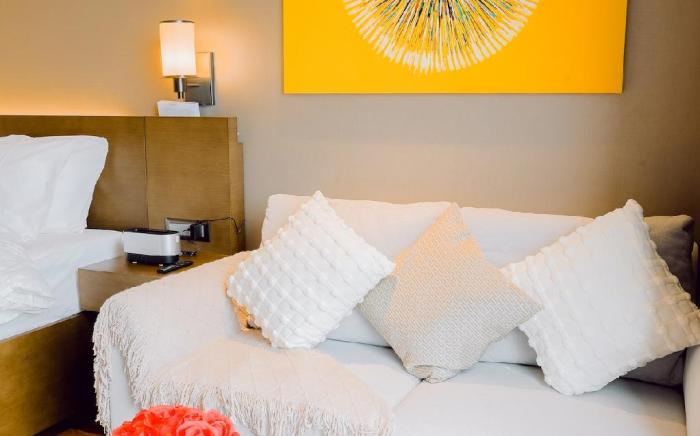 Cozy Private Room with City and River View