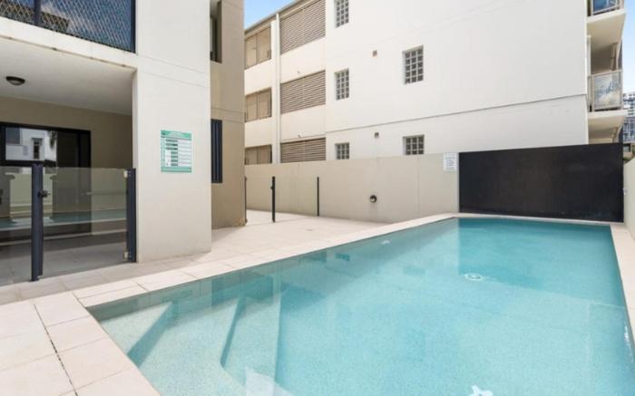 Central South Brisbane Stay with Pool Access
