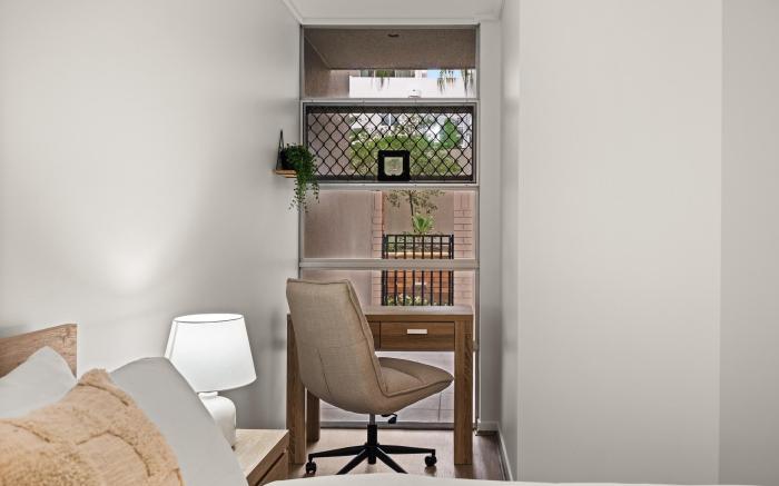 Vibrant 2-Bed Apartment with Pool and Gym Access