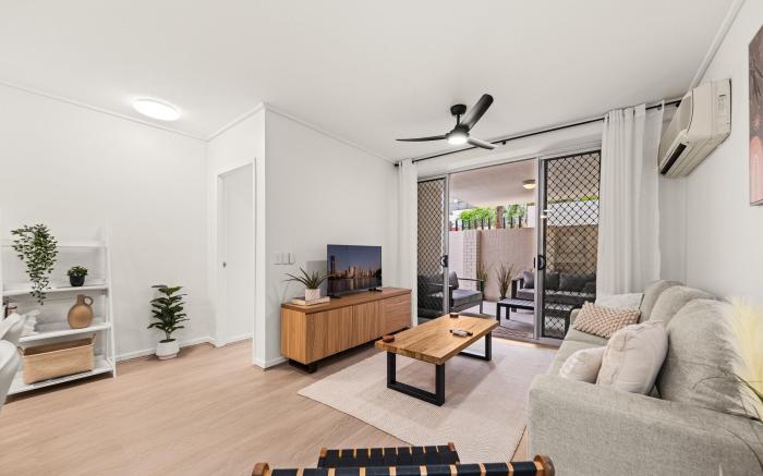 Vibrant 2-Bed Apartment with Pool and Gym Access