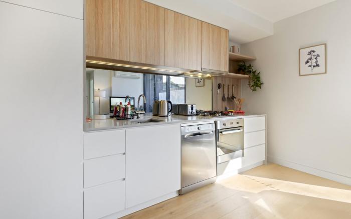 Cosy 1-Bed with Private Balcony By Showgrounds