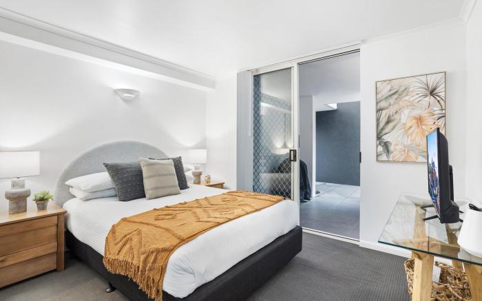 Comfy 2-Bed with Pool and Secure Parking