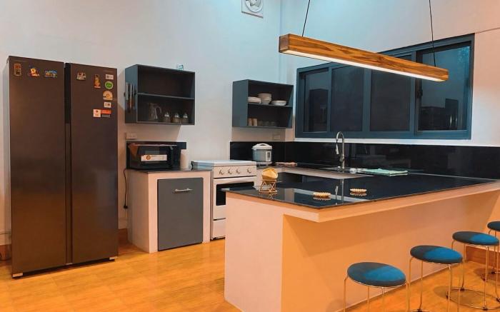 3 Bedroom 3 Bathroom Private Modern House Central