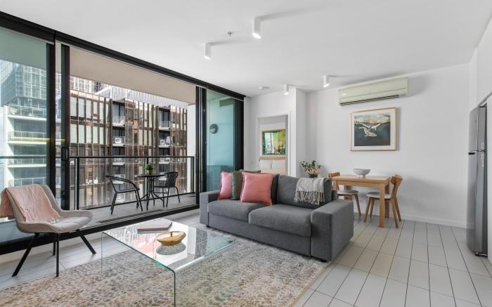 Chic 1-Bed with Harbour Views & Pool by Tram Line