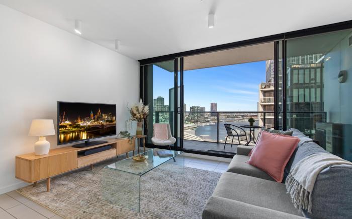 Chic 1-Bed with Harbour Views & Pool by Tram Line