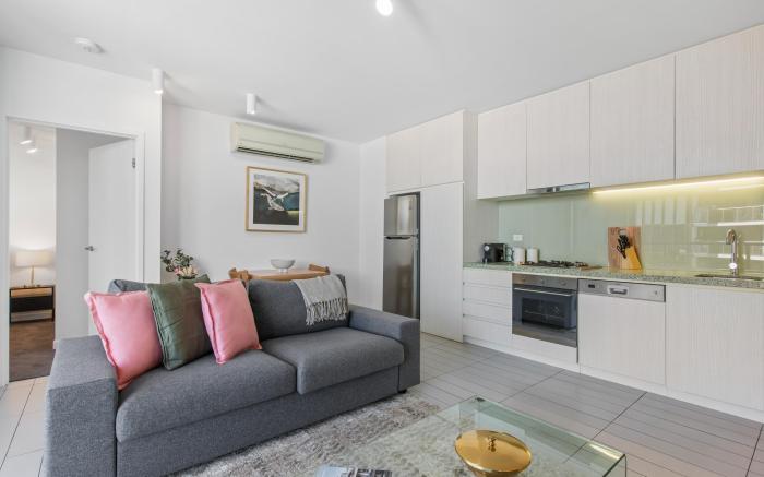 Chic 1-Bed with Harbour Views & Pool by Tram Line