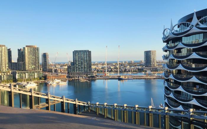 Bright 2-Bed Retreat with Pool, Gym & Sauna Access