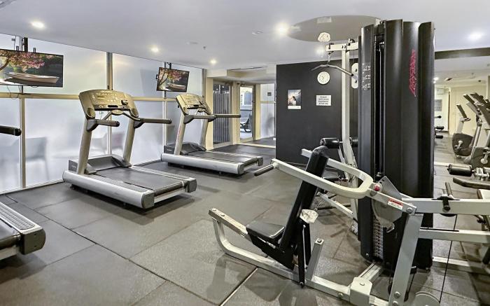 2-Bed City Apartment with Gym & Pool Access