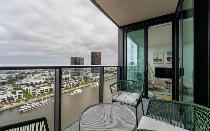 Stylish 2-Bed Unit with Views & Rooftop Access