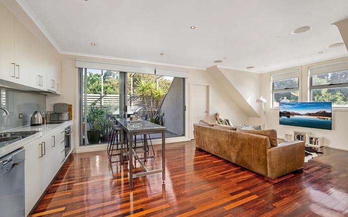 Stunning 2-Bed Unit with BBQ Patio near Dining