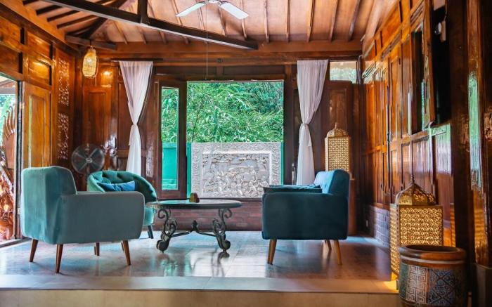 Jungle Wooden House By The River in Ubud