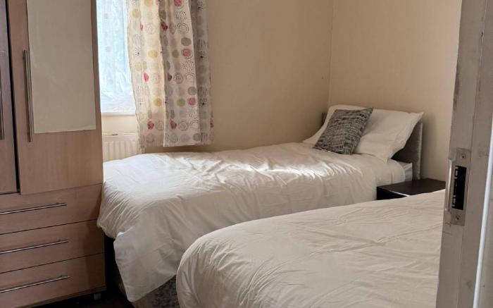 Peaceful Family Home in Tilbury with Garden  Parking for 3 Cars