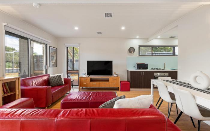 Spacious 4-Bed Home 5-min from the Beach