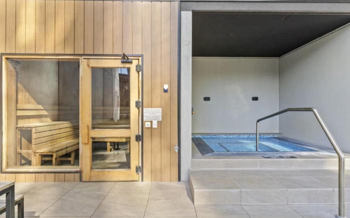 Panoramic Lake View 2-Bed with Pool, Gym and BBQ