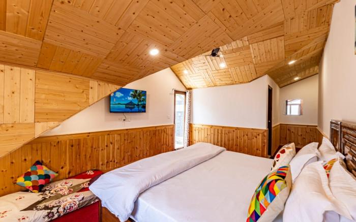 Pinecrest Villa by Splendid Hotels -Garden Balcony