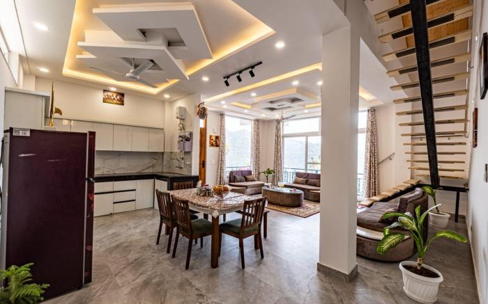 Pinecrest Villa by Splendid Hotels -Garden Balcony