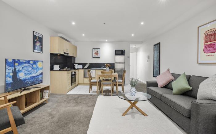 Bustling Fitzroy Eateries and Bars Nearby