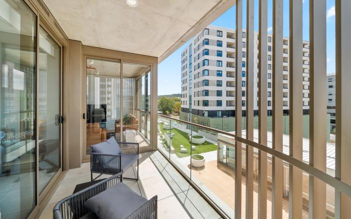 Bright 2-Bed Apartment with Gym, BBQ & Pool Access