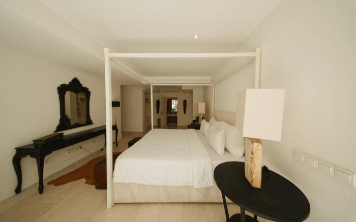 Secluded Stay: Private River Villa, Walk to Beach