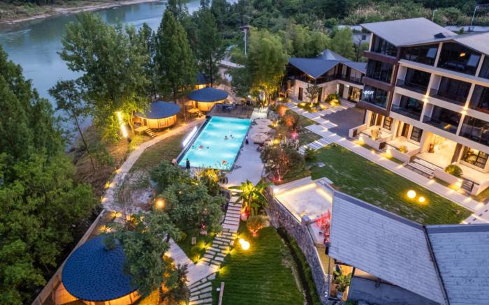 270度全景落地窗观景大床房