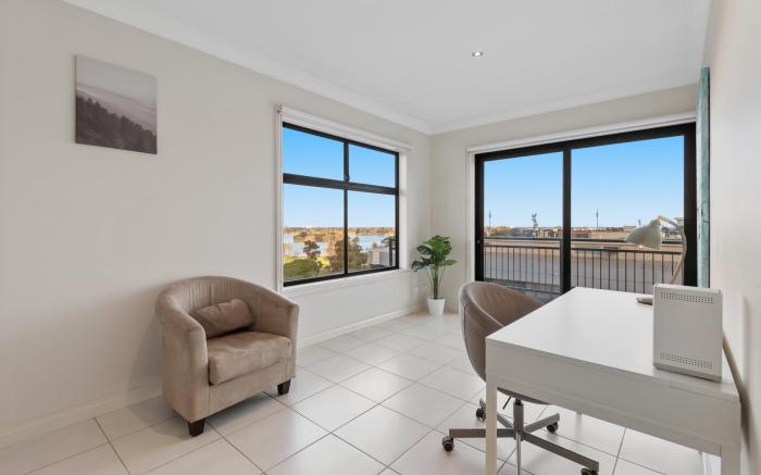 Split-Level 2BR with City-View and Separate Study