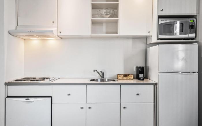 Bright 1-Bed Apartment Steps from Collins Street