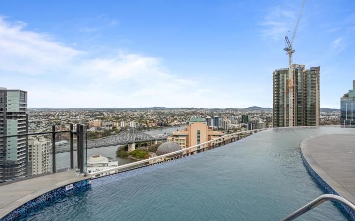 Cosy 1-Bed with River Views, Pool, Gym & BBQ