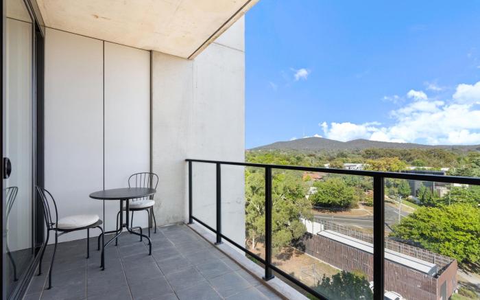 Chic 1-Bed Apartment Near Canberra’s Bustling CBD