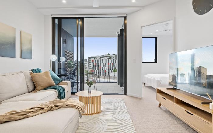 Spacious West End Apartment with Pool & BBQ Access