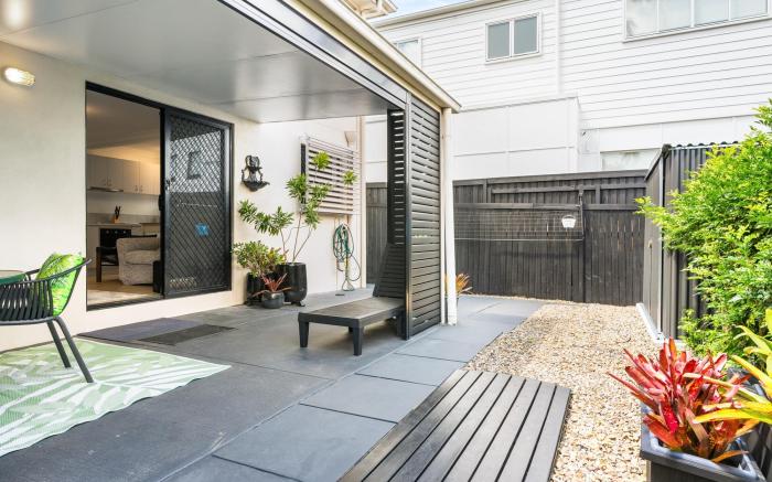 Spacious 1-Bed Unit with Outdoor Patio Dining