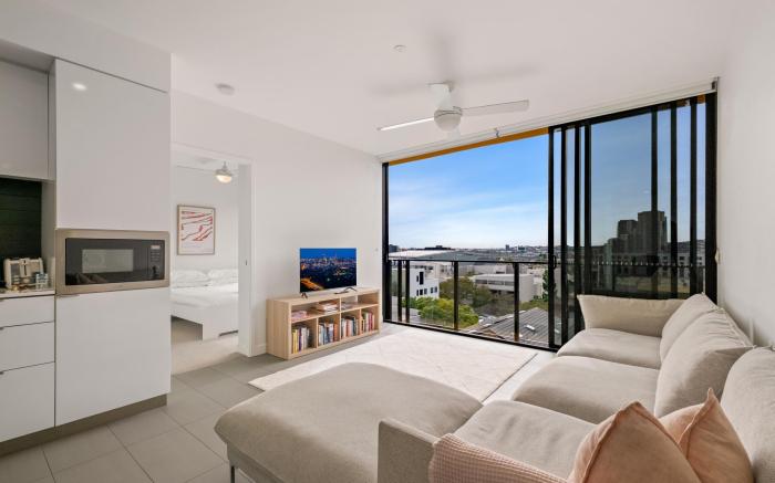 Sunny 2-Bed in Valley with Premium Amenities