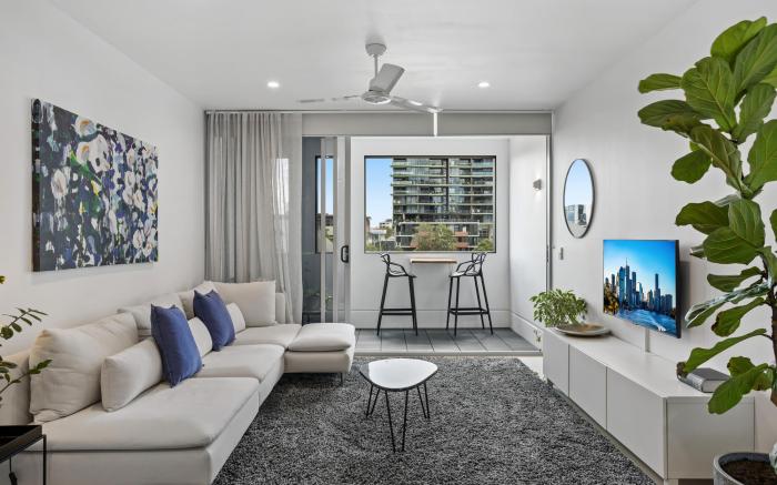 Stellar Location With Parking, Pool & Gym Access