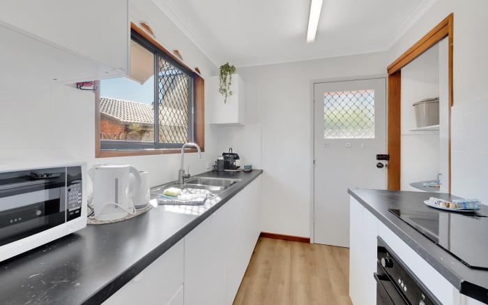 Tranquil 2-Bed Townhouse Close to Redcliffe Beach