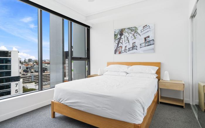 Chic 1 Bed Inner-City Retreat with Pool and Views