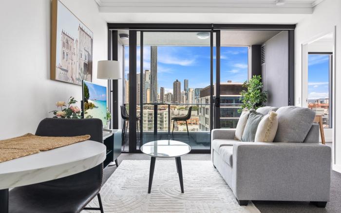 Chic 1 Bed Inner-City Retreat with Pool and Views
