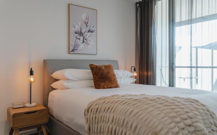 Central 1-Bed with Balcony, Rooftop BBQ & Parking