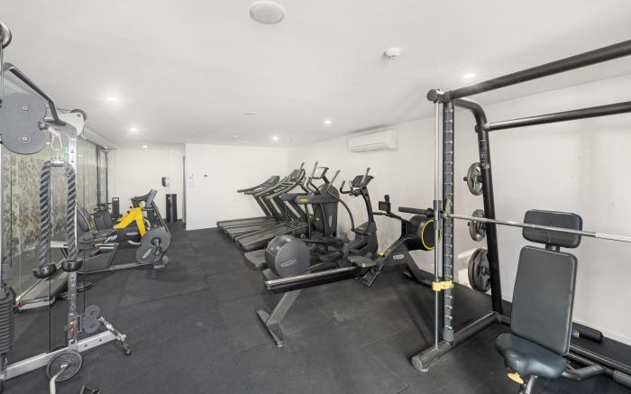 Bright 2-Bed Apartment with Scenic Balcony