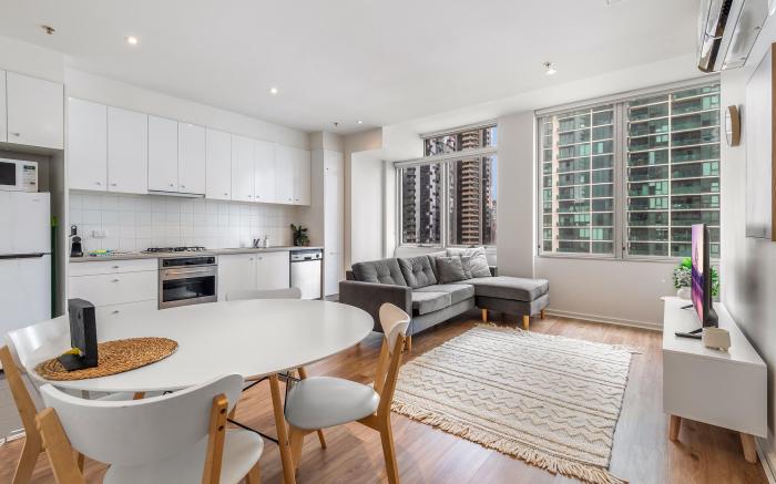 Melbourne CBD 2BR Apt with Pool & Gym Access