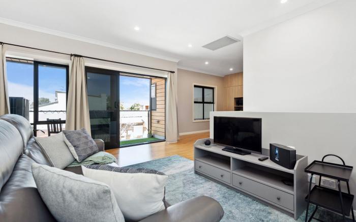 Bright 2-Bed Townhouse with Balcony & Garage