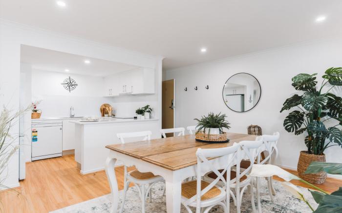 Lakeside 3-Bed Apartment with Jacuzzi