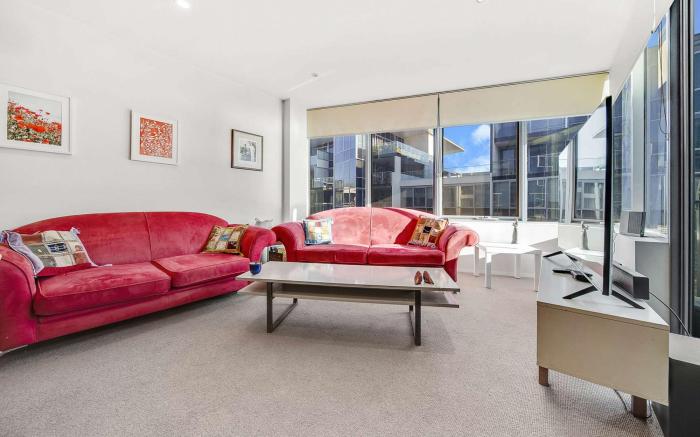 Canberra Lakefront 2-Bed with Pool, Gym & Parking
