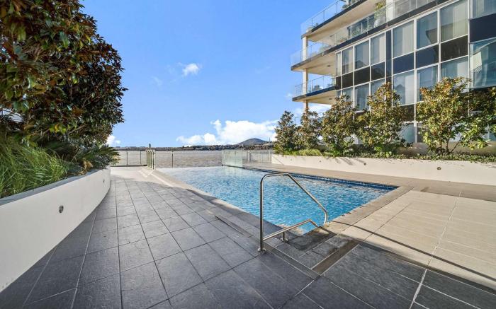 Canberra Lakefront 2-Bed with Pool, Gym & Parking