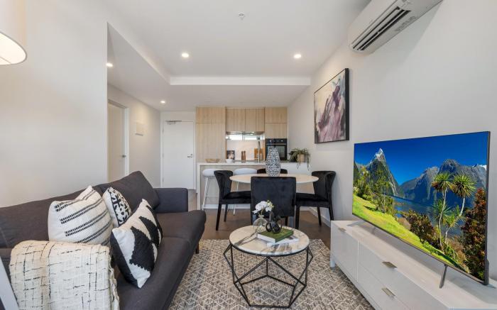 Chic 1-Bed with Parking, Gym, Pool & City Views